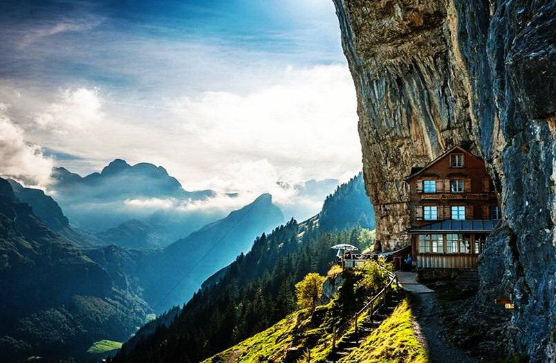 Äscher Cliff Thụy Sỹ nhiều năm liền được các chuyên trang du lịch xếp trong danh sách những khách sạn ấn tượng và độc đáo nhất thế giới. Đường lên khách sạn khá cheo leo bởi nó nằm về một phía của ngọn núi, nơi cách mực nước biển chừng 5000 m. Nhưng bù lại, khung cảnh nơi đây được coi là hoàn hảo với không khí rất trong lành.